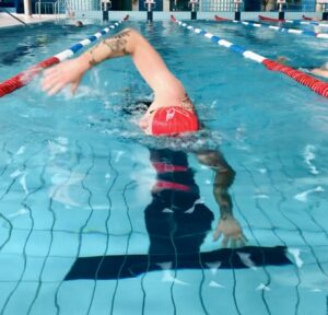 Doskonalanie techniki pływania kraulem.